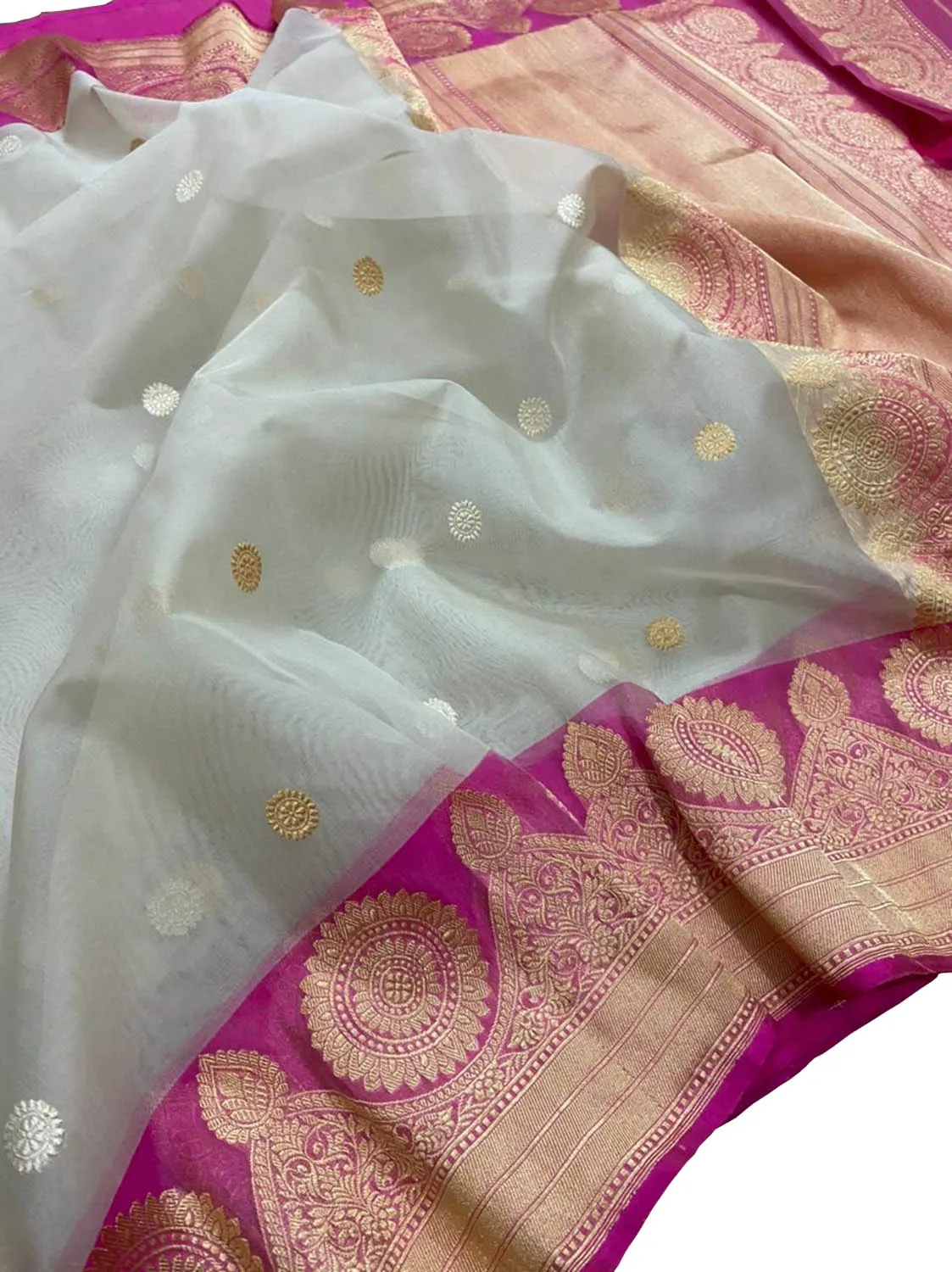 Exquisite Off White Banarasi Handloom Silk Saree